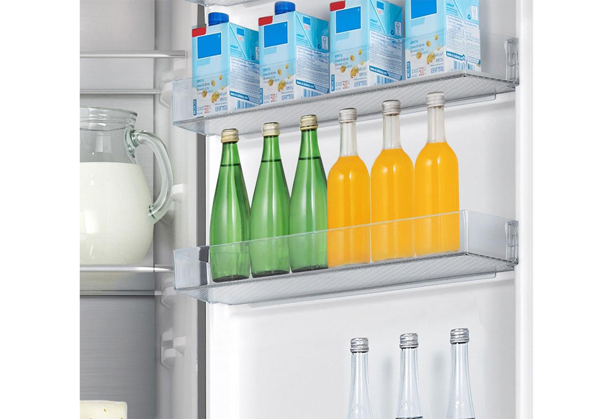 Απεικονίζεται κοντινό σε τρόφιμα στο ψυγείο.